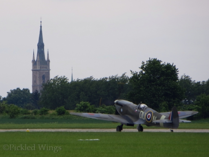 A Spitfire Mk.XVI taxiing back from its performance.